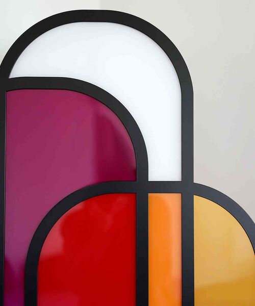 Abstraktes Wandkunstwerk aus farbigen, gebogenen Flächen in Rot, Orange, Pink und Weiß, eingefasst in schwarze Konturen.